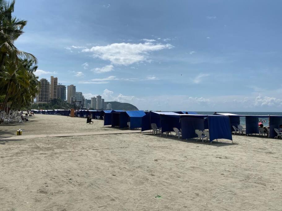 Lujoso, frente a la playa, con terraza y vista al mar .