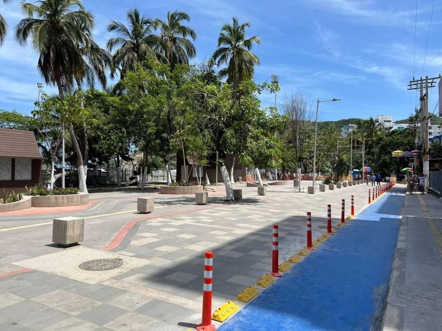 Lujoso, frente a la playa, con terraza y vista al mar .