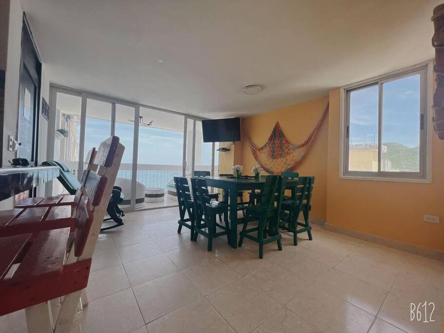 Lujoso, frente a la playa, con terraza y vista al mar .