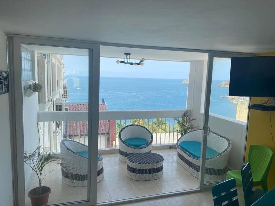 Lujoso, frente a la playa, con terraza y vista al mar .