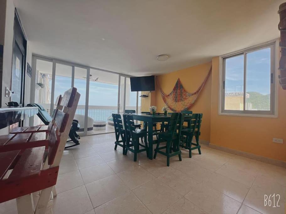 Lujoso, frente a la playa, con terraza y vista al mar .