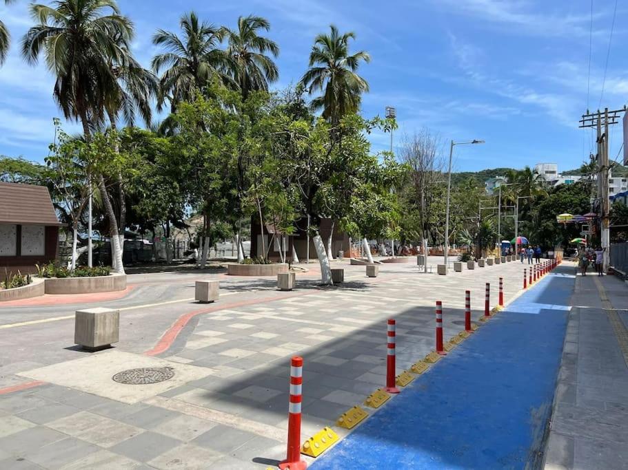 Lujoso, frente a la playa, con terraza y vista al mar .