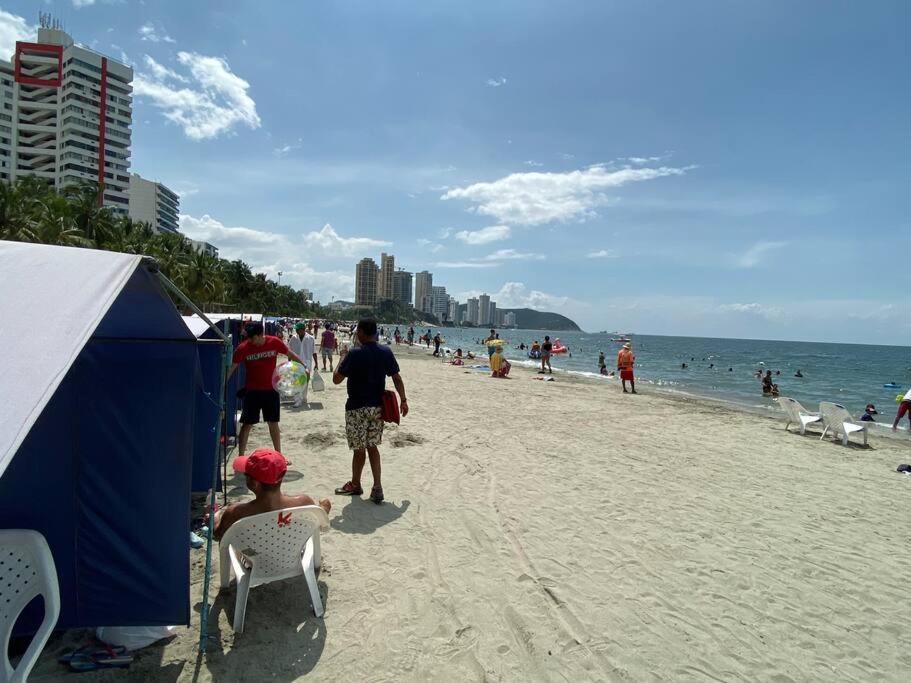 Lujoso, frente a la playa, con terraza y vista al mar .