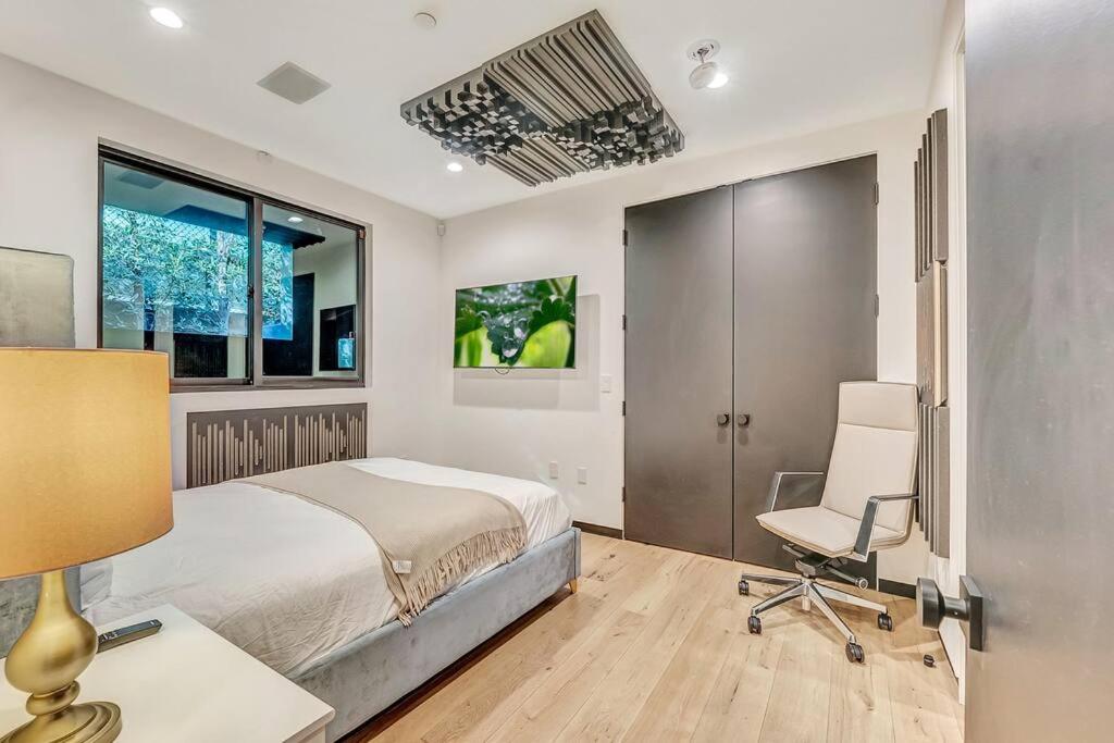 5BRM 6Bath Off Sunset in WeHo Villa