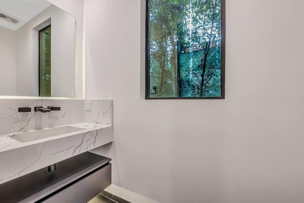 5BRM 6Bath Off Sunset in WeHo Villa