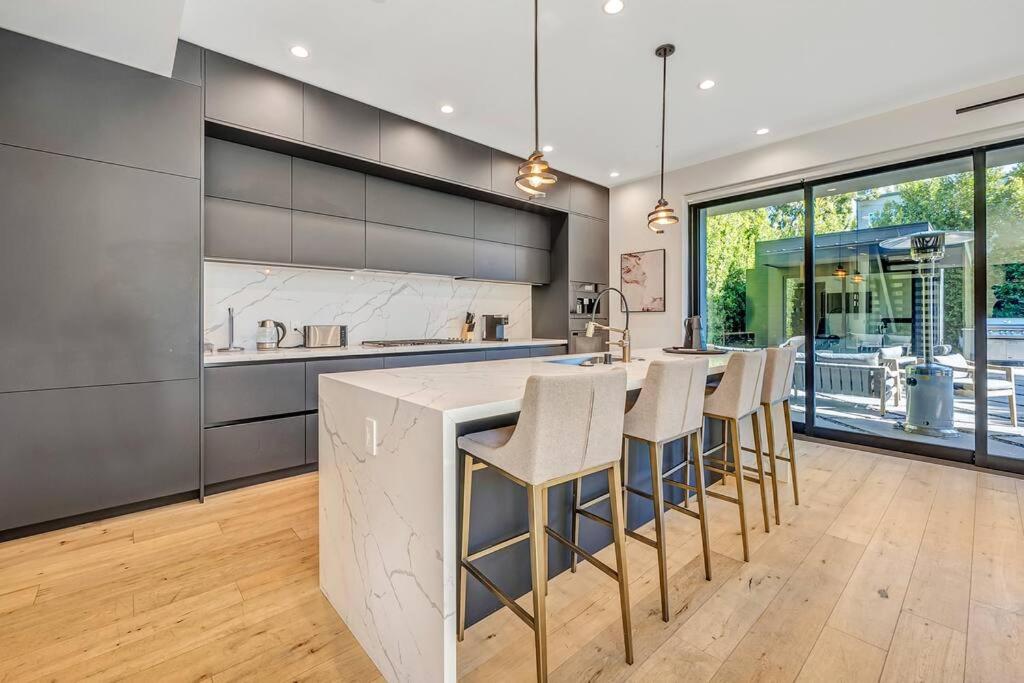 5BRM 6Bath Off Sunset in WeHo Villa