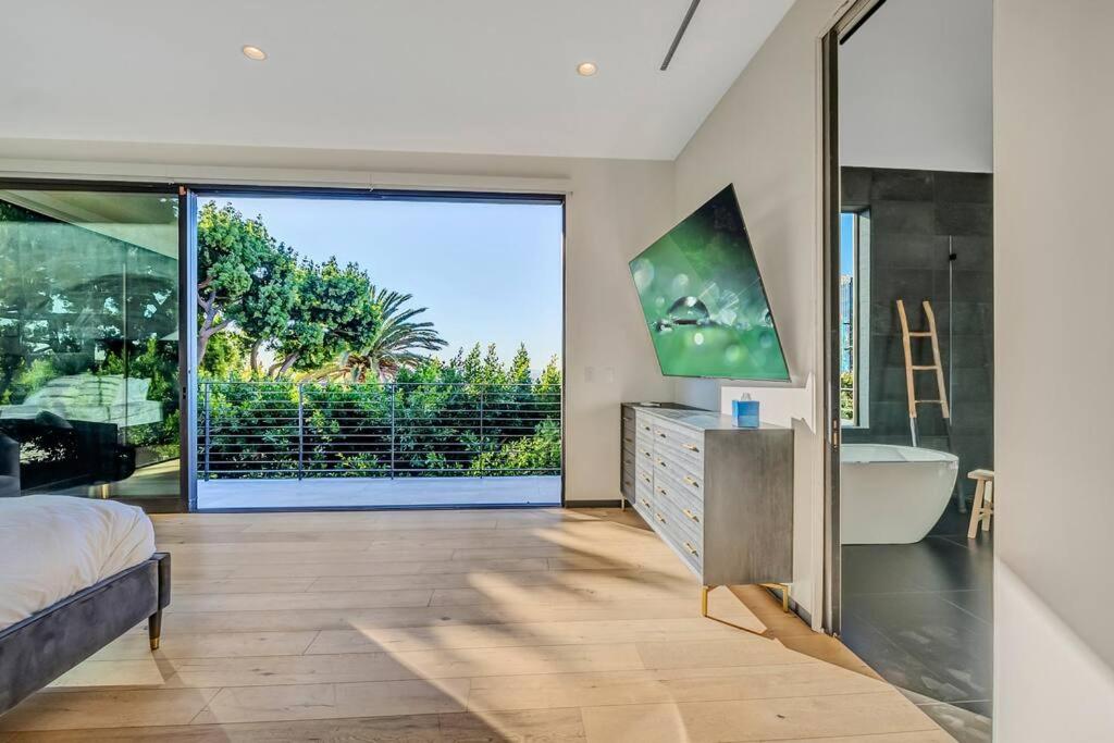 5BRM 6Bath Off Sunset in WeHo Villa