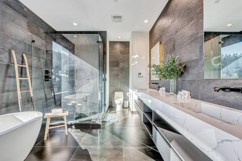 5BRM 6Bath Off Sunset in WeHo Villa