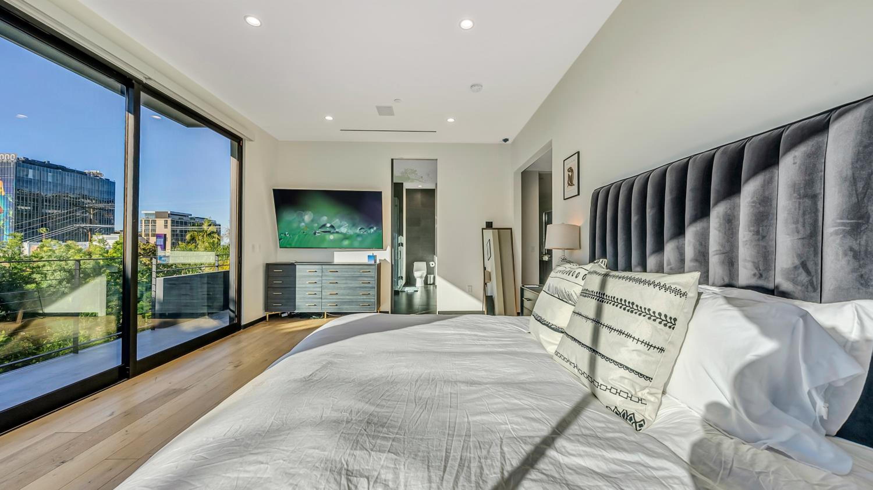 5BRM 6Bath Off Sunset in WeHo Villa