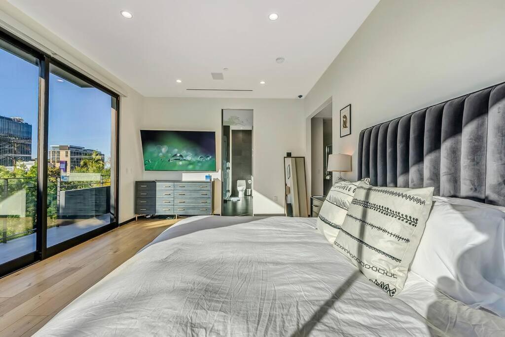 5BRM 6Bath Off Sunset in WeHo Villa