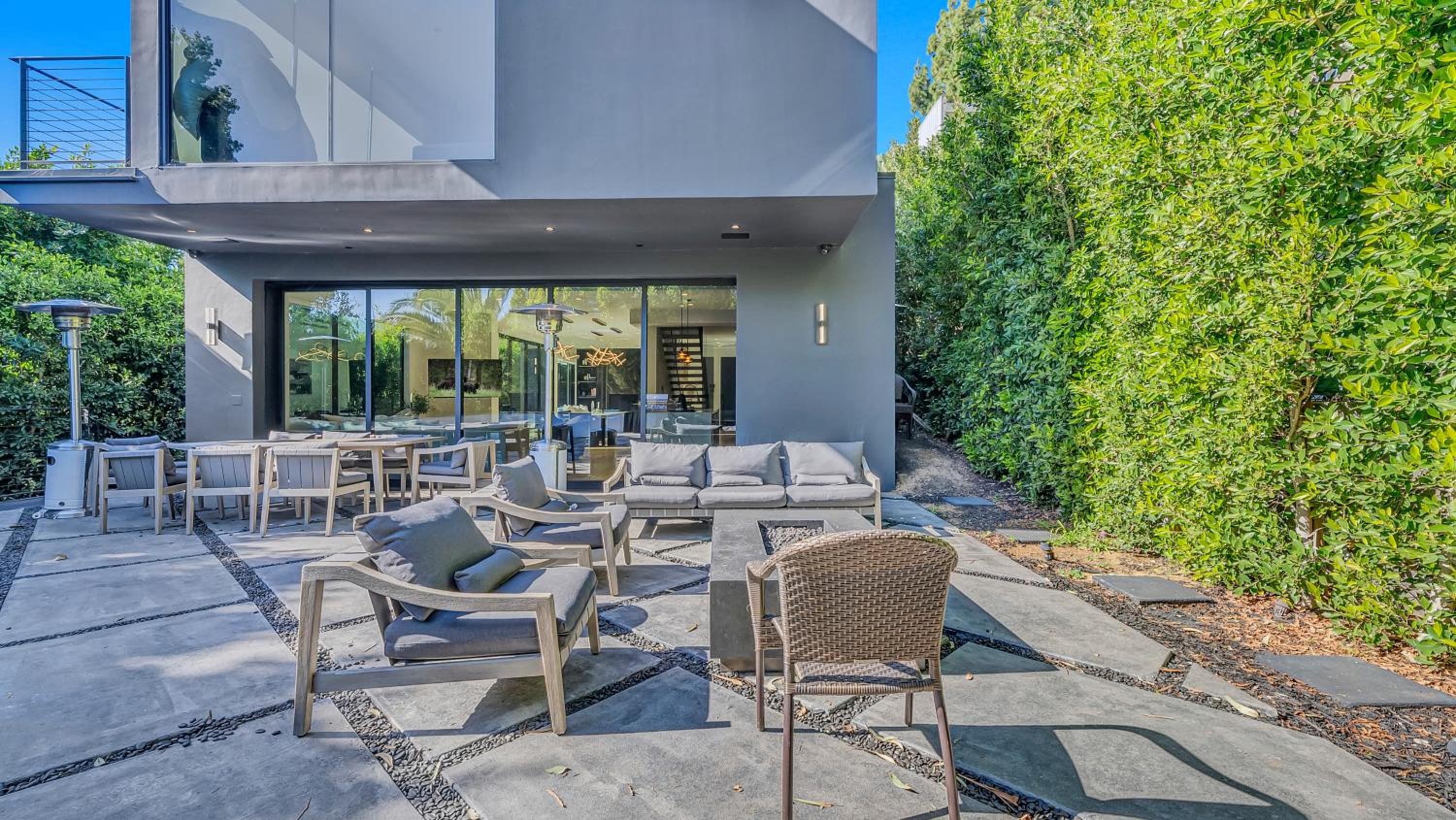 5BRM 6Bath Off Sunset in WeHo Villa