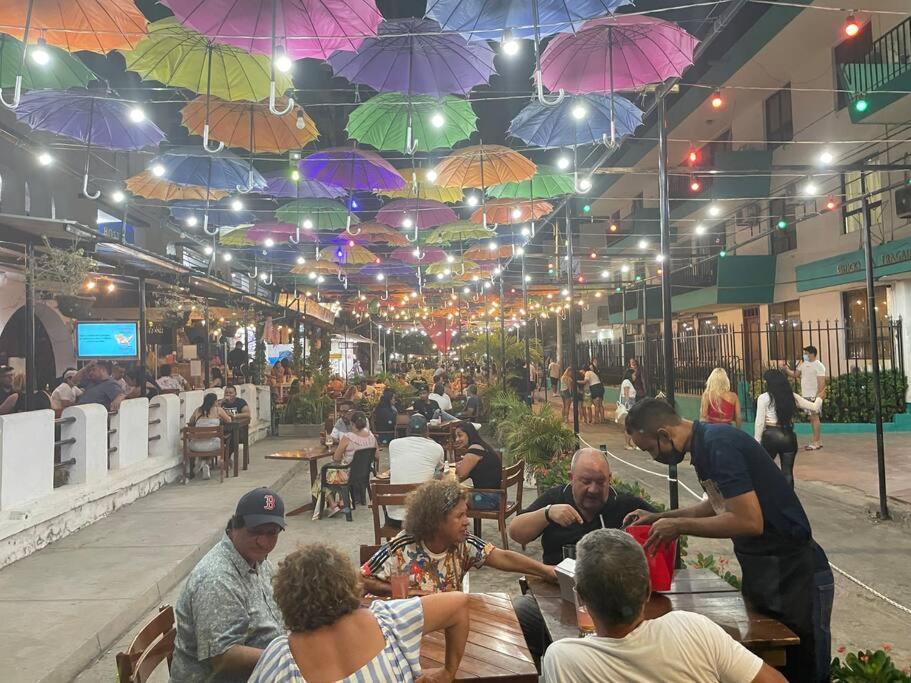 Hermoso con Piscina y playa al lado del comercio del Rodadero