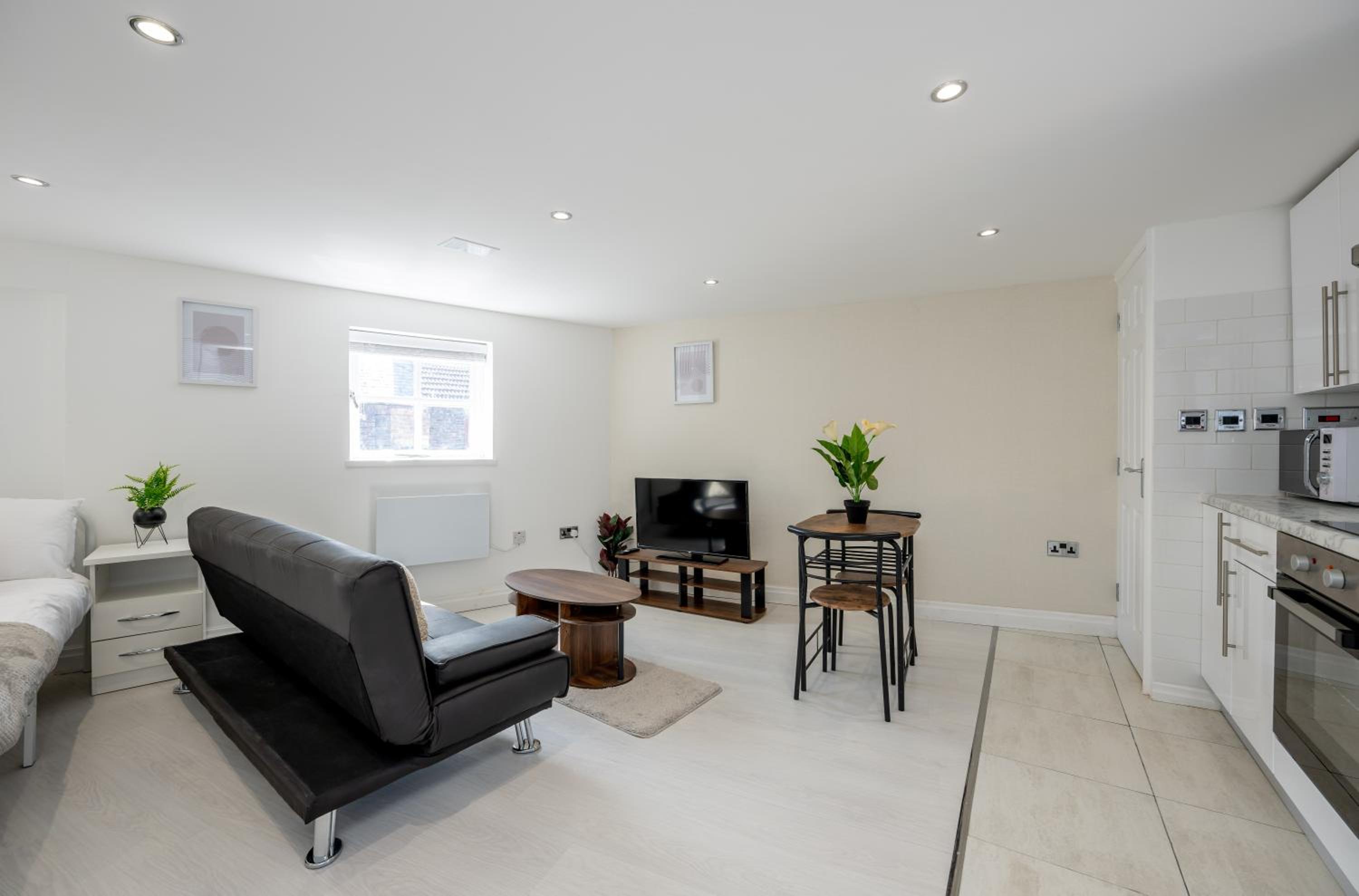 Kings Lynn Vacations - Modern Studio Apartment Kings Lynn - Property Image 1