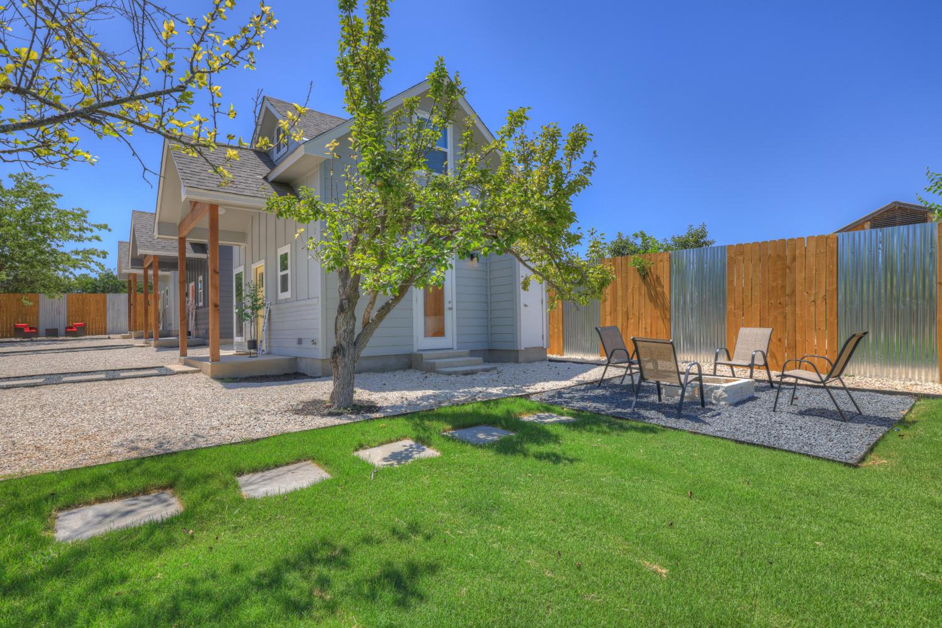 Yellow Door Casita-10 Min to Main St! view 3