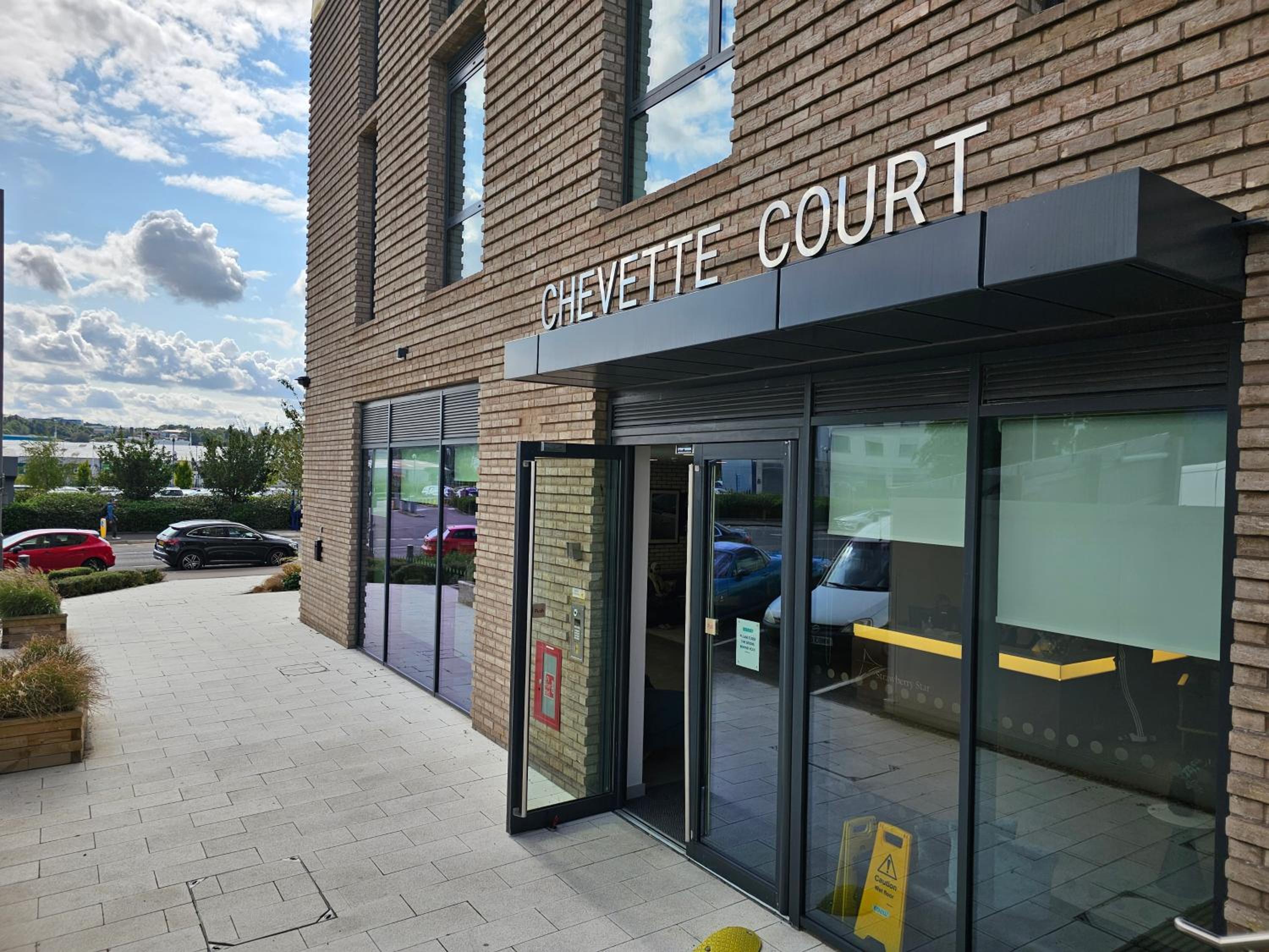 Luxe Apartment: 3 mins Luton Airport & Free Wi-Fi view 5