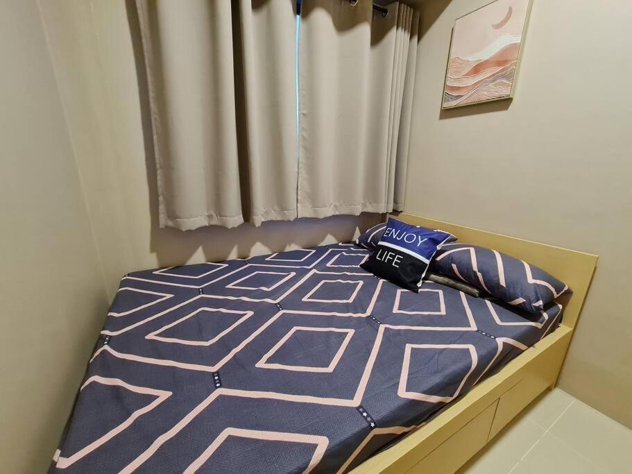 Chic 2 Bedroom EDSA APT with Balcony view 3