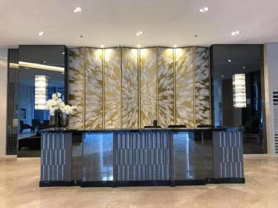 Chic 2 Bedroom EDSA APT with Balcony view 4