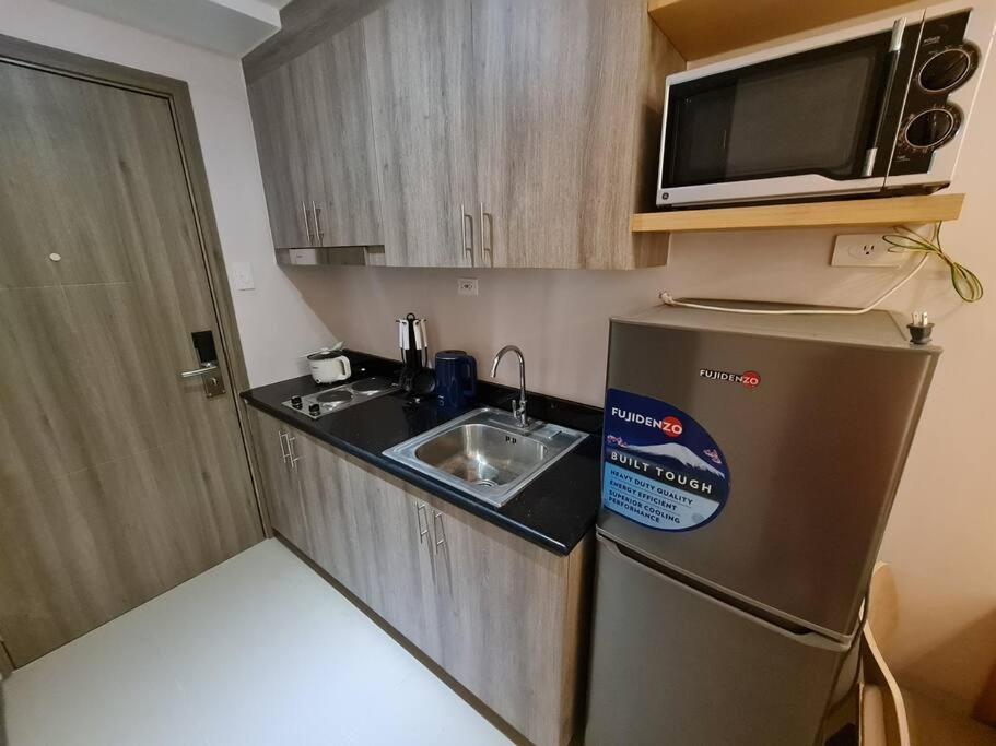 Chic 2 Bedroom EDSA APT with Balcony view 5