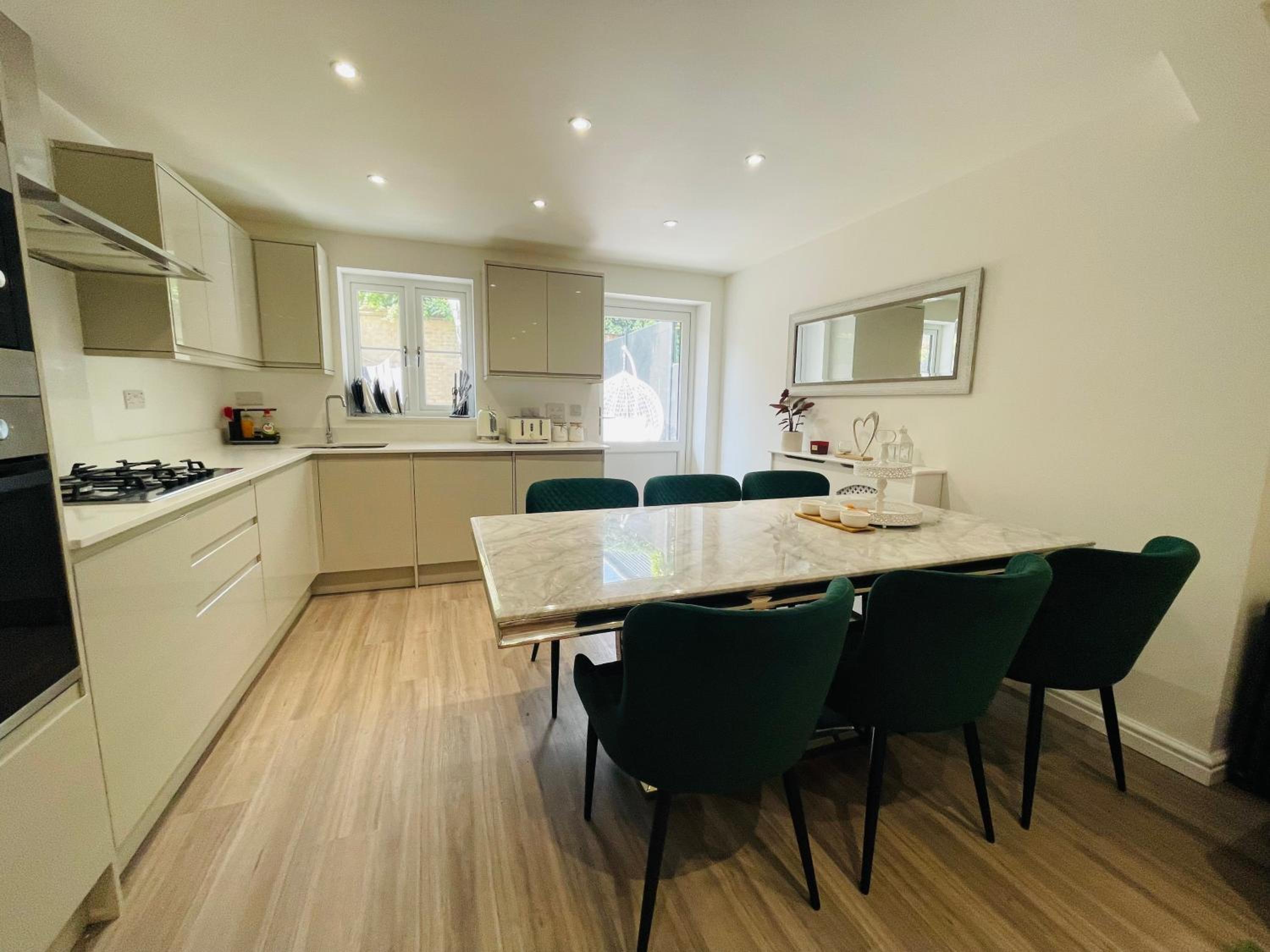 Riverside Premium En suite Double Room E14 — kitchen