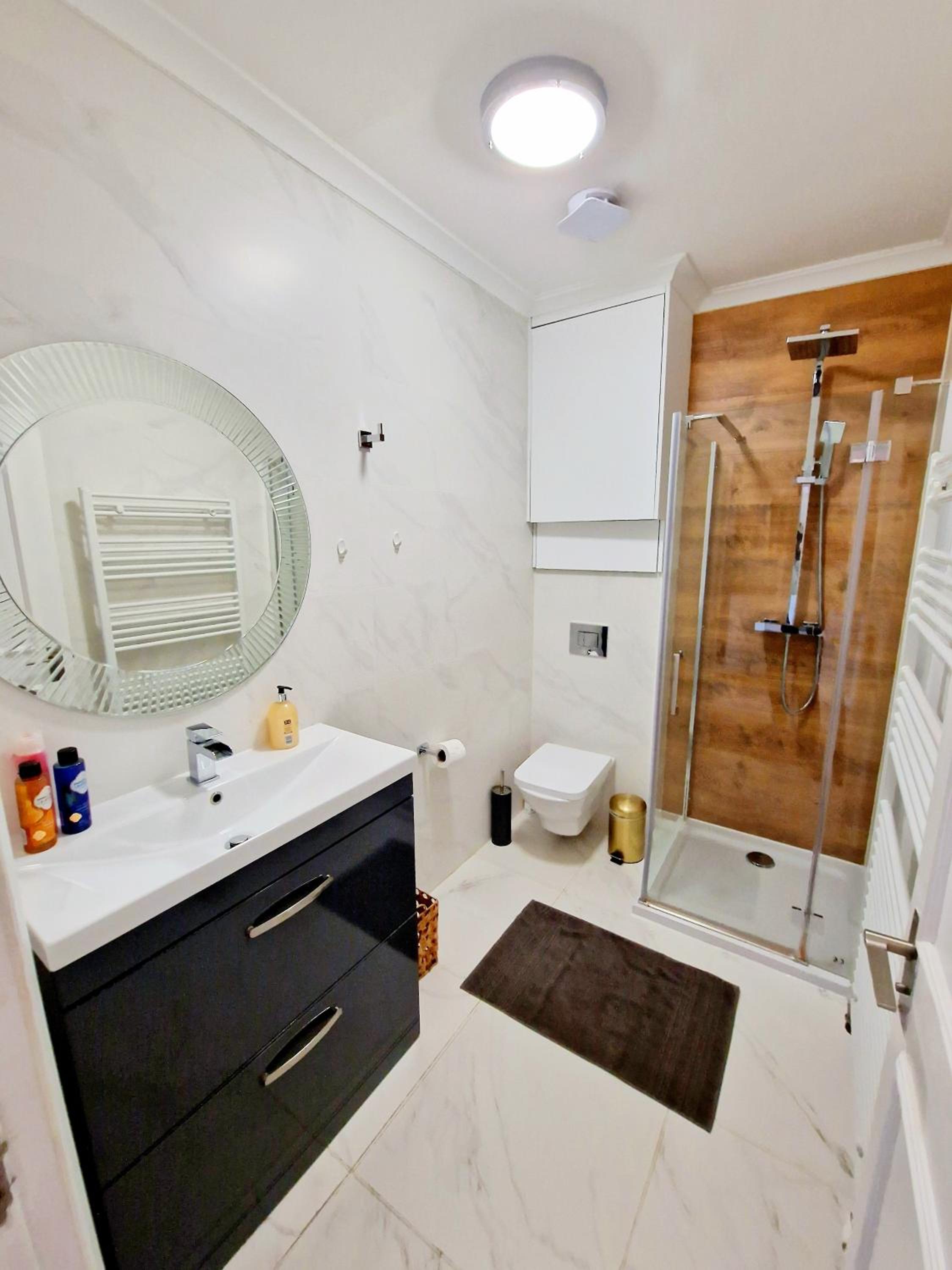 Brilliant 3 Bedroom Hyde Park Apartment plus a sofa-bed, Building with Elevator, 1 Flight of stairs only to climb