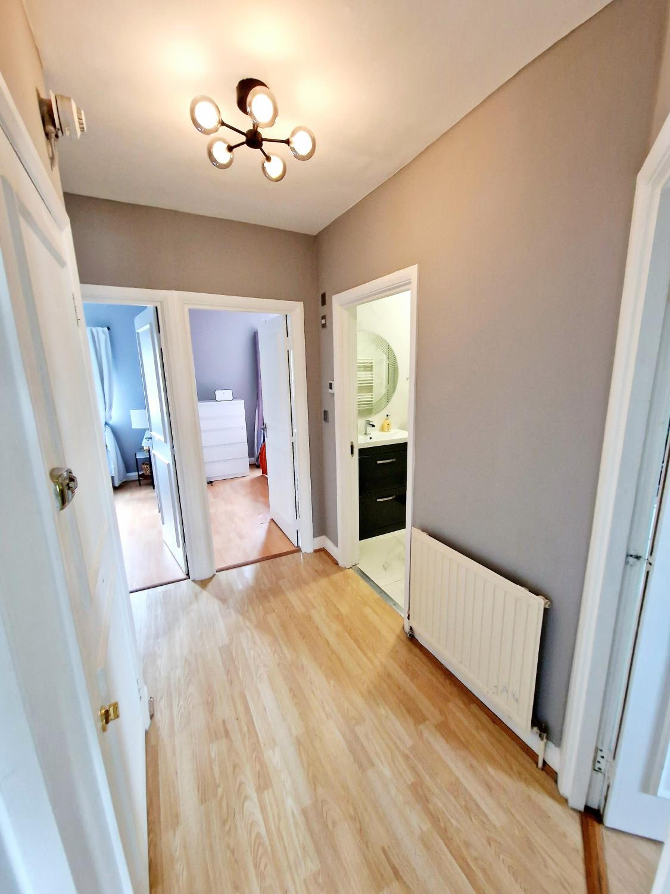 Brilliant 3 Bedroom Hyde Park Apartment plus a sofa-bed, Building with Elevator, 1 Flight of stairs only to climb