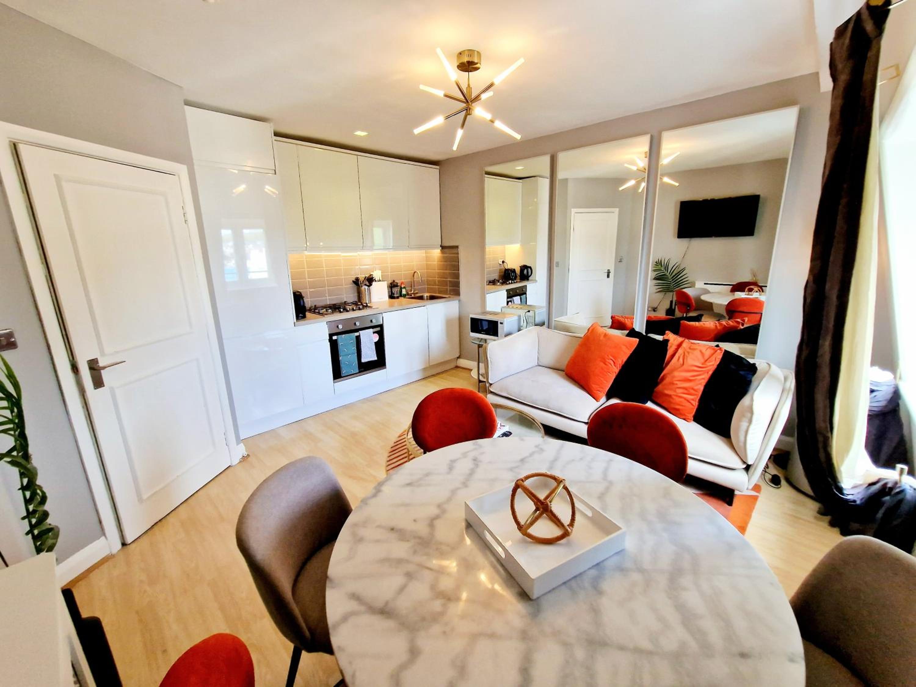 Brilliant 3 Bedroom Hyde Park Apartment plus a sofa-bed, Building with Elevator, 1 Flight of stairs only to climb