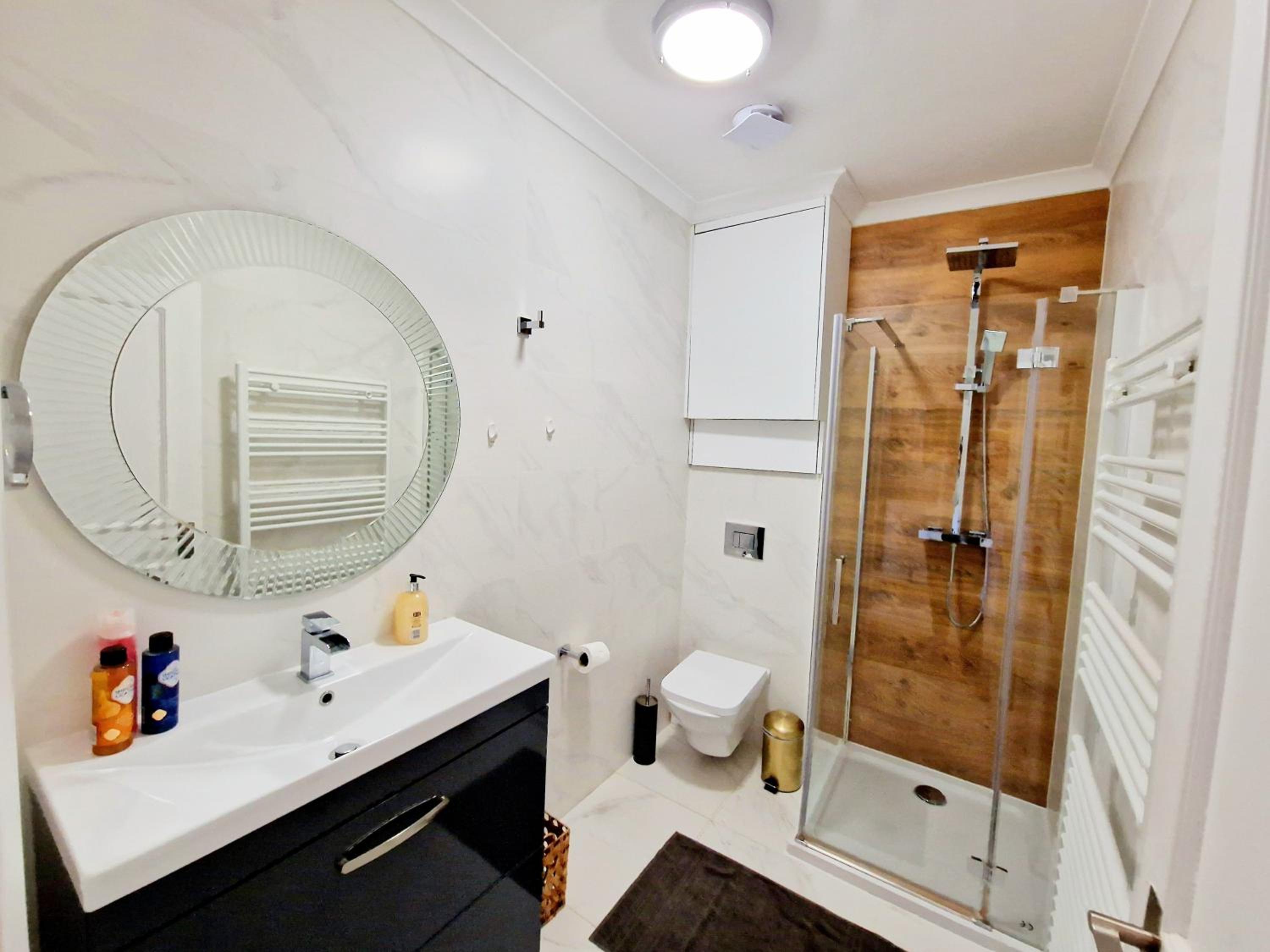 Brilliant 3 Bedroom Hyde Park Apartment plus a sofa-bed, Building with Elevator, 1 Flight of stairs only to climb