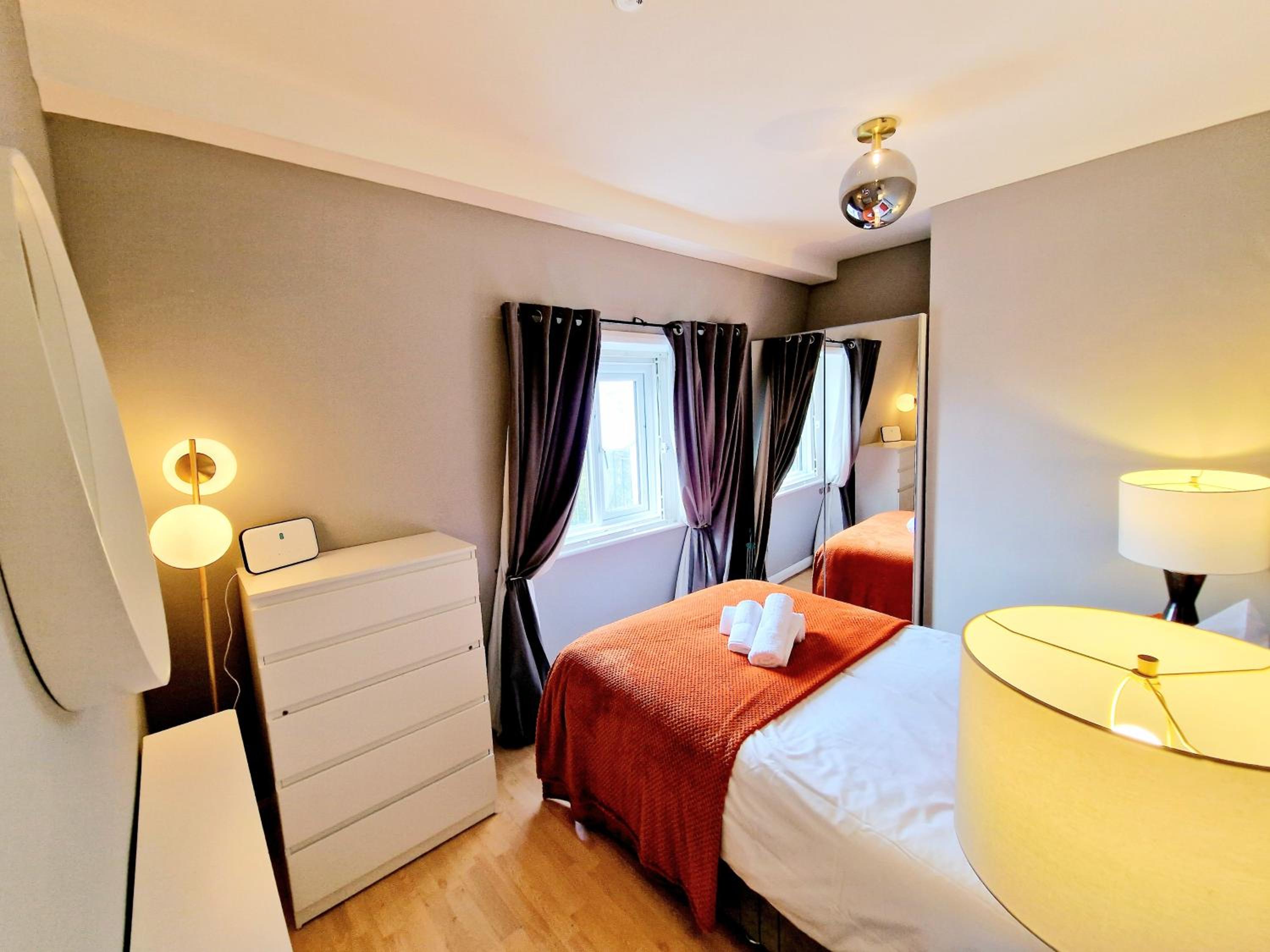 Brilliant 3 Bedroom Hyde Park Apartment plus a sofa-bed, Building with Elevator, 1 Flight of stairs only to climb