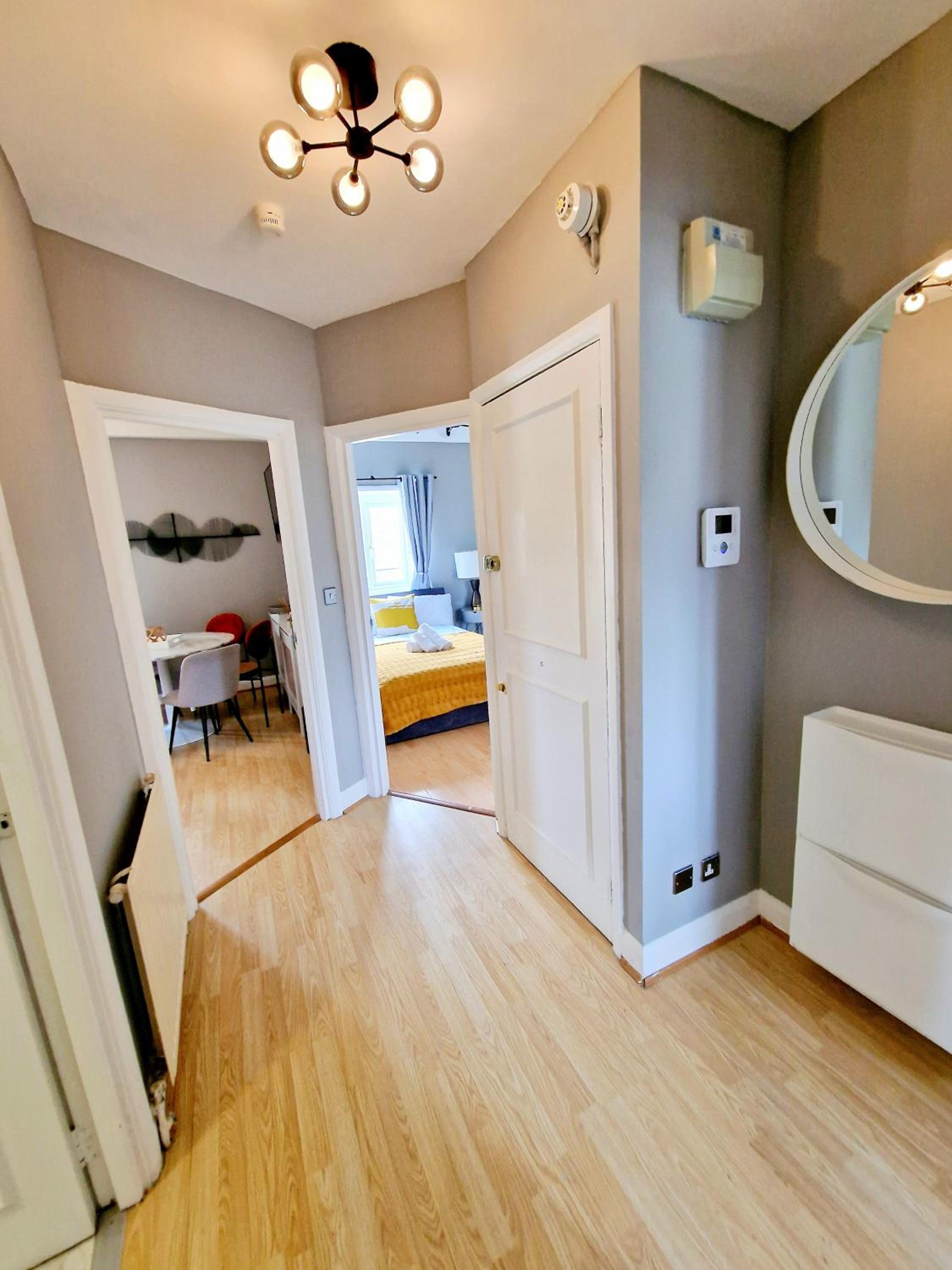 Brilliant 3 Bedroom Hyde Park Apartment plus a sofa-bed, Building with Elevator, 1 Flight of stairs only to climb