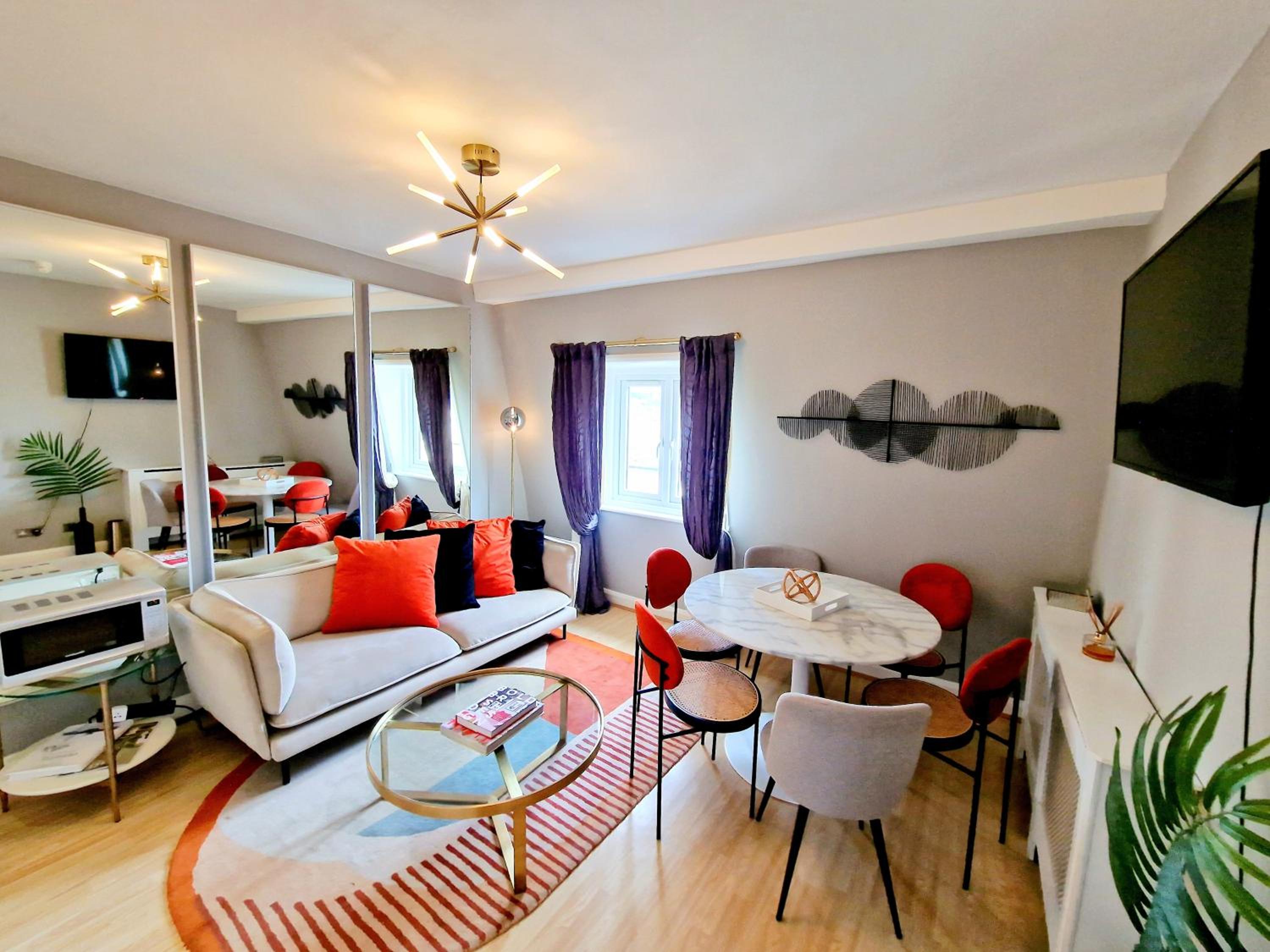 Brilliant 3 Bedroom Hyde Park Apartment plus a sofa-bed, Building with Elevator, 1 Flight of stairs only to climb