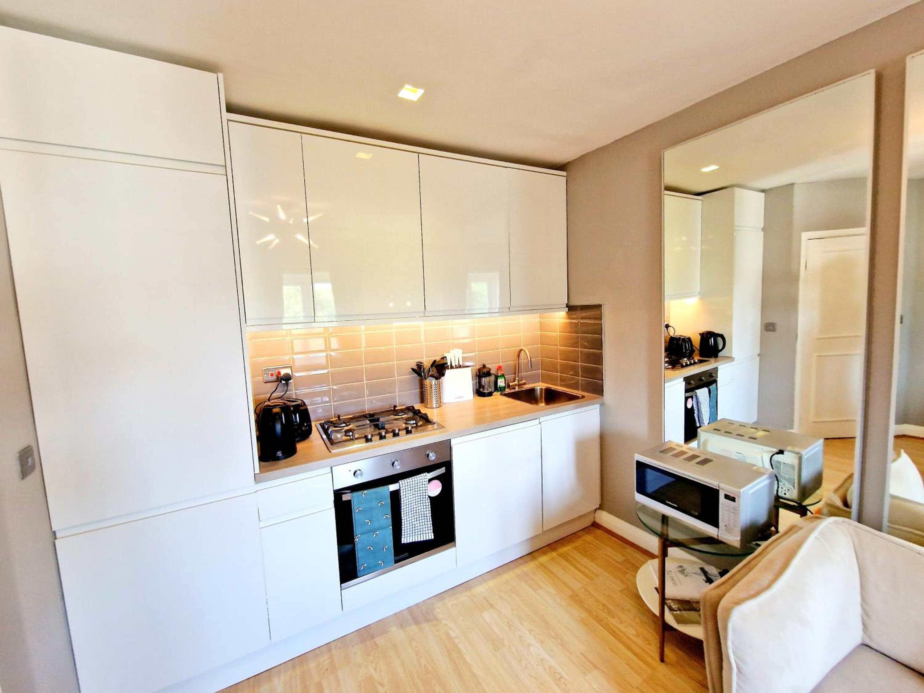 Brilliant 3 Bedroom Hyde Park Apartment plus a sofa-bed, Building with Elevator, 1 Flight of stairs only to climb
