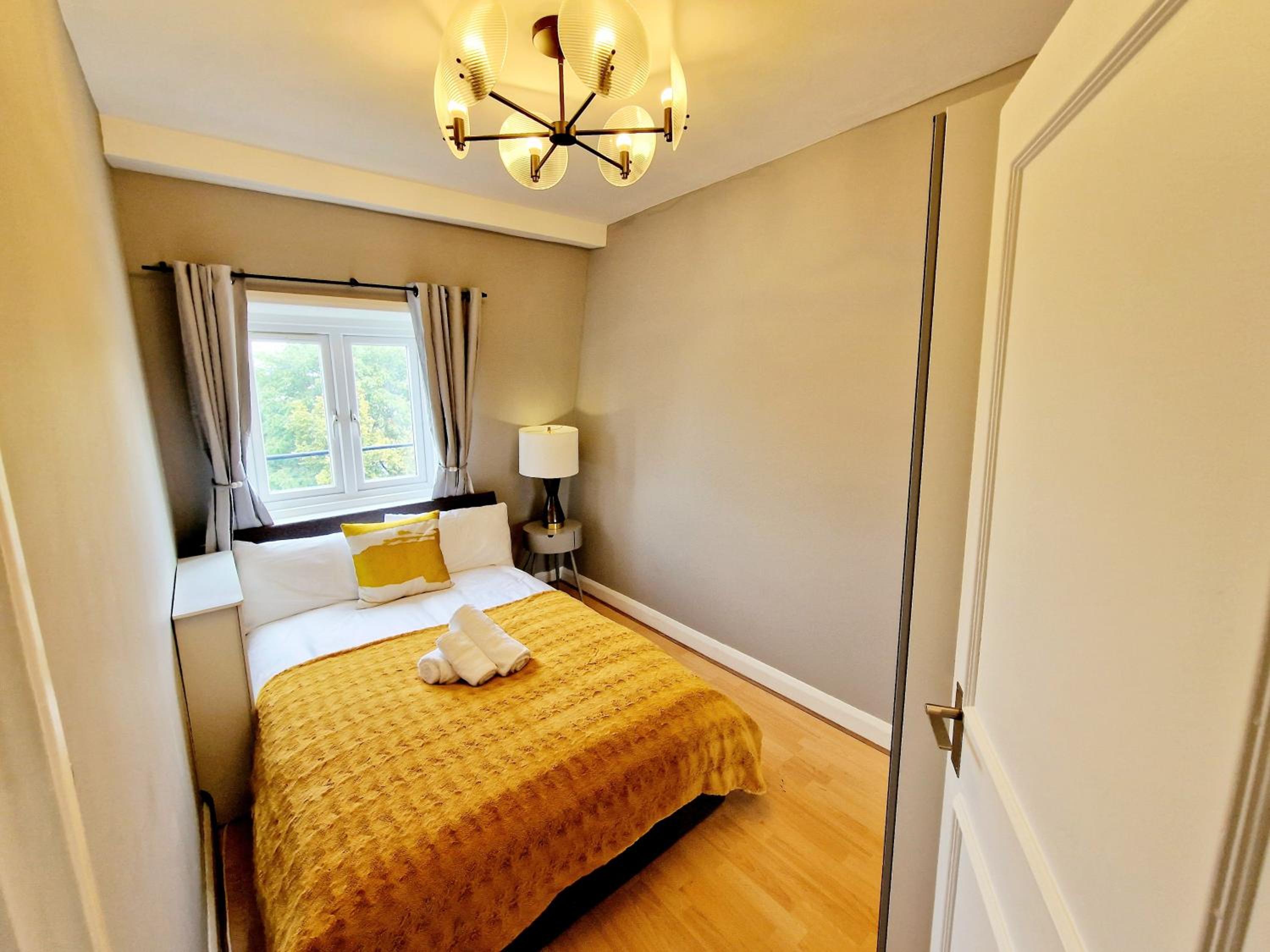 Brilliant 3 Bedroom Hyde Park Apartment plus a sofa-bed, Building with Elevator, 1 Flight of stairs only to climb