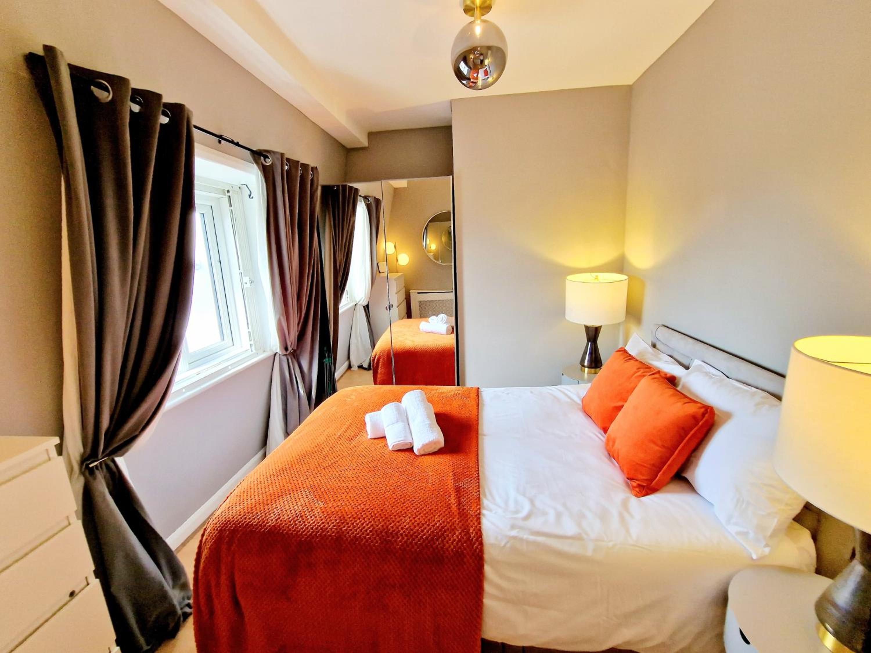 Brilliant 3 Bedroom Hyde Park Apartment plus a sofa-bed, Building with Elevator, 1 Flight of stairs only to climb