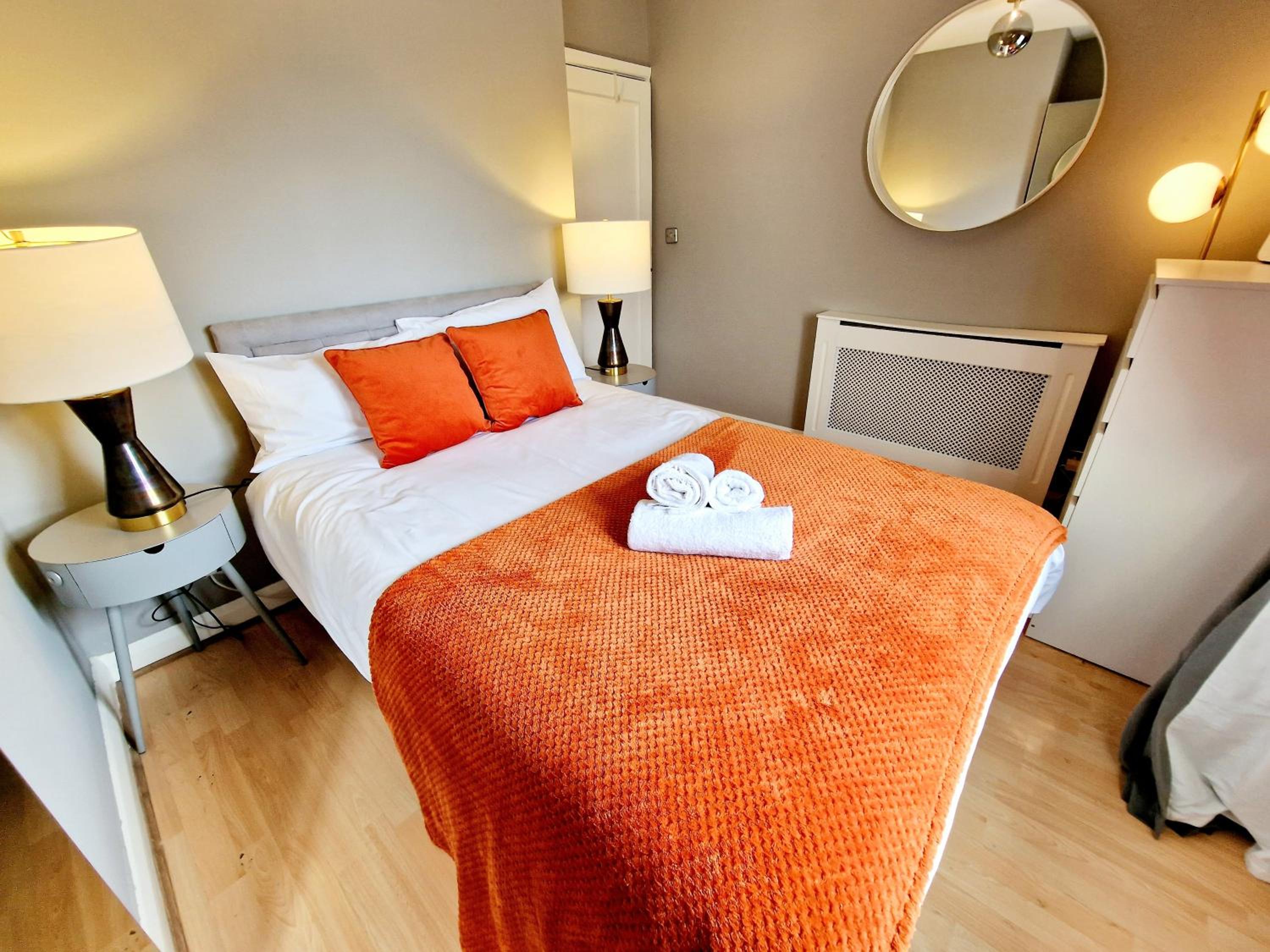 Brilliant 3 Bedroom Hyde Park Apartment plus a sofa-bed, Building with Elevator, 1 Flight of stairs only to climb