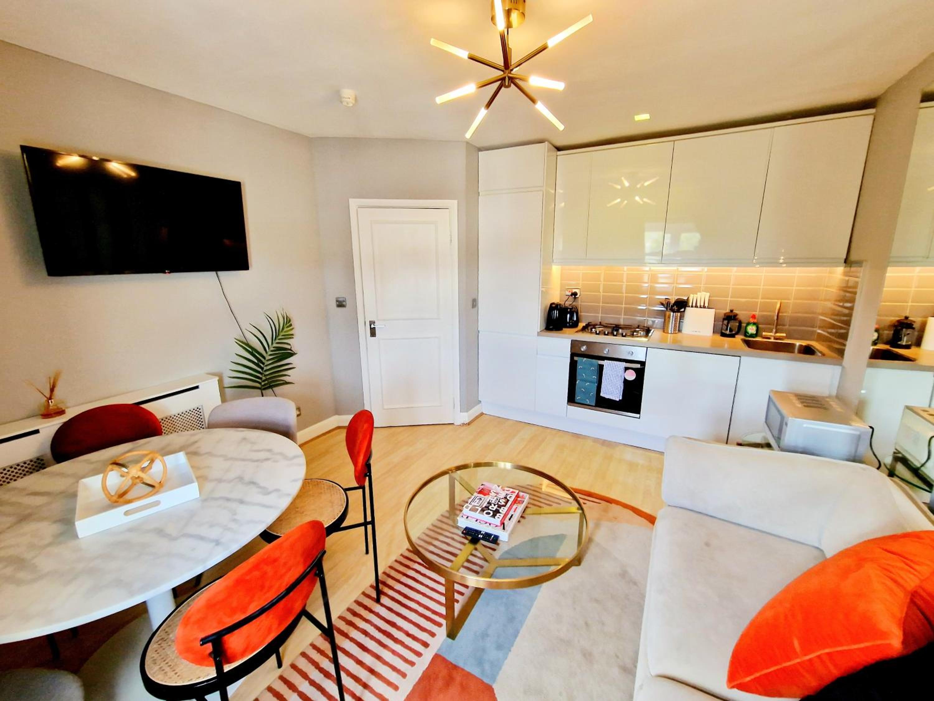 Brilliant 3 Bedroom Hyde Park Apartment plus a sofa-bed, Building with Elevator, 1 Flight of stairs only to climb