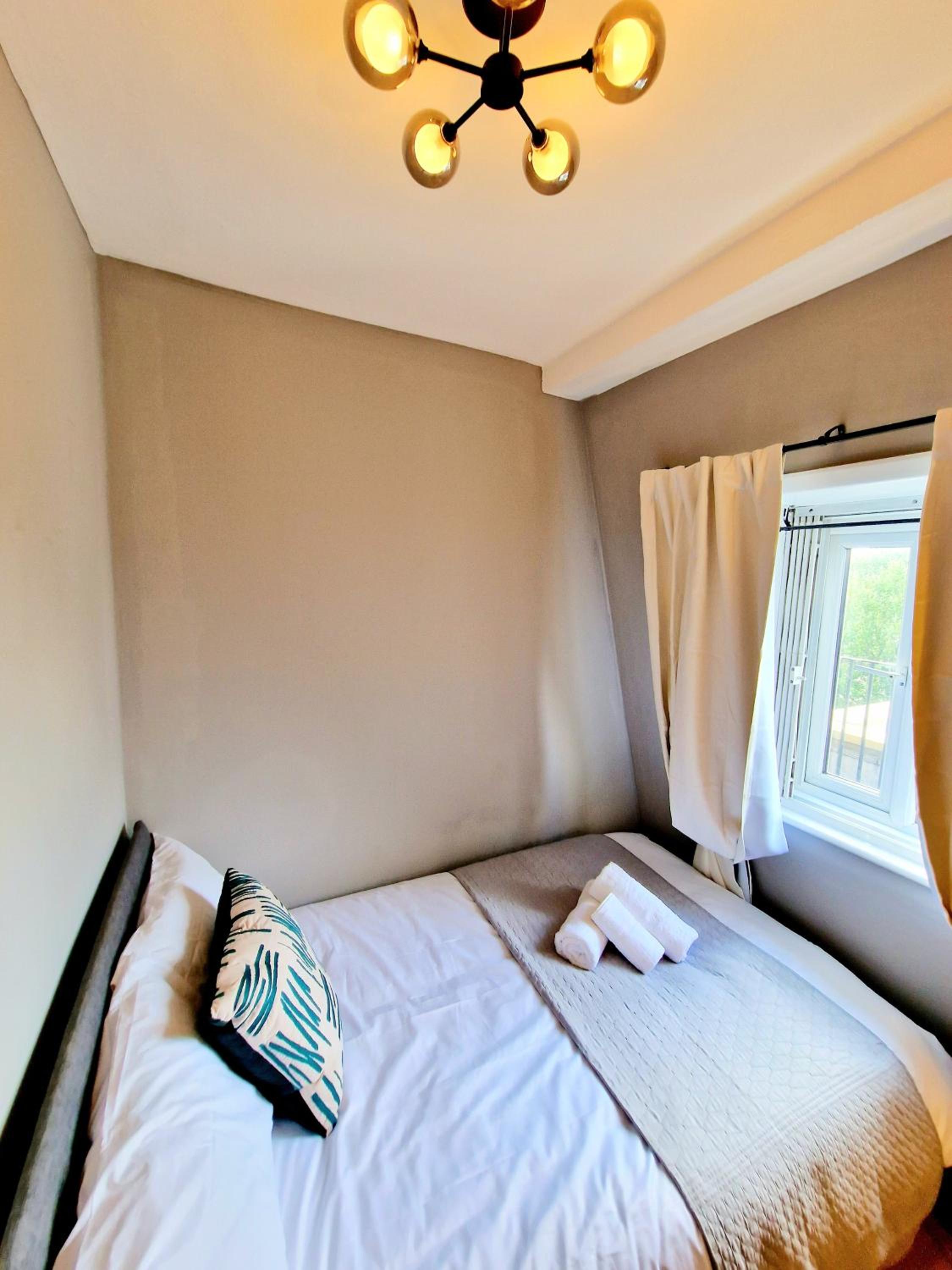 Brilliant 3 Bedroom Hyde Park Apartment plus a sofa-bed, Building with Elevator, 1 Flight of stairs only to climb