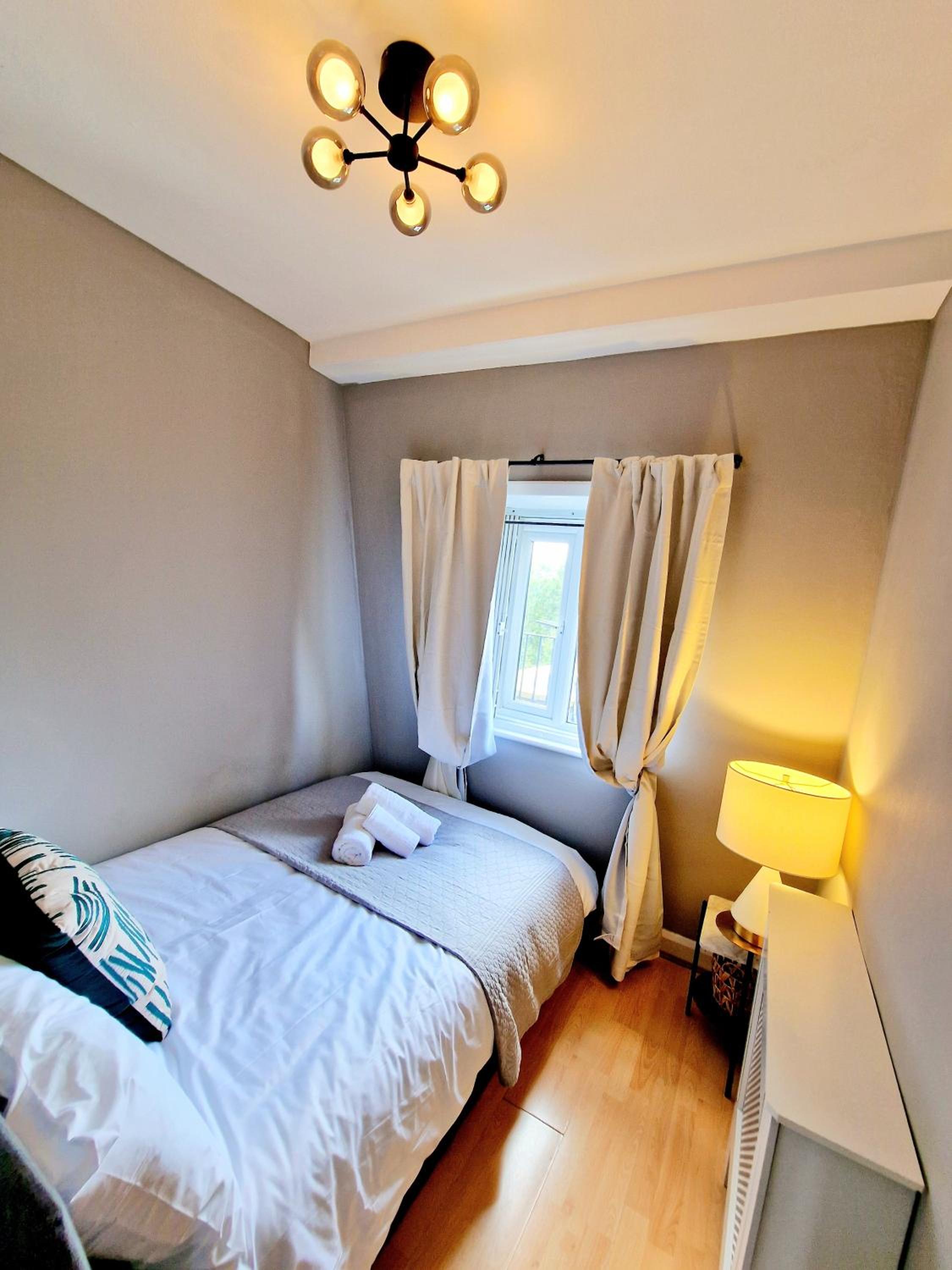Brilliant 3 Bedroom Hyde Park Apartment plus a sofa-bed, Building with Elevator, 1 Flight of stairs only to climb