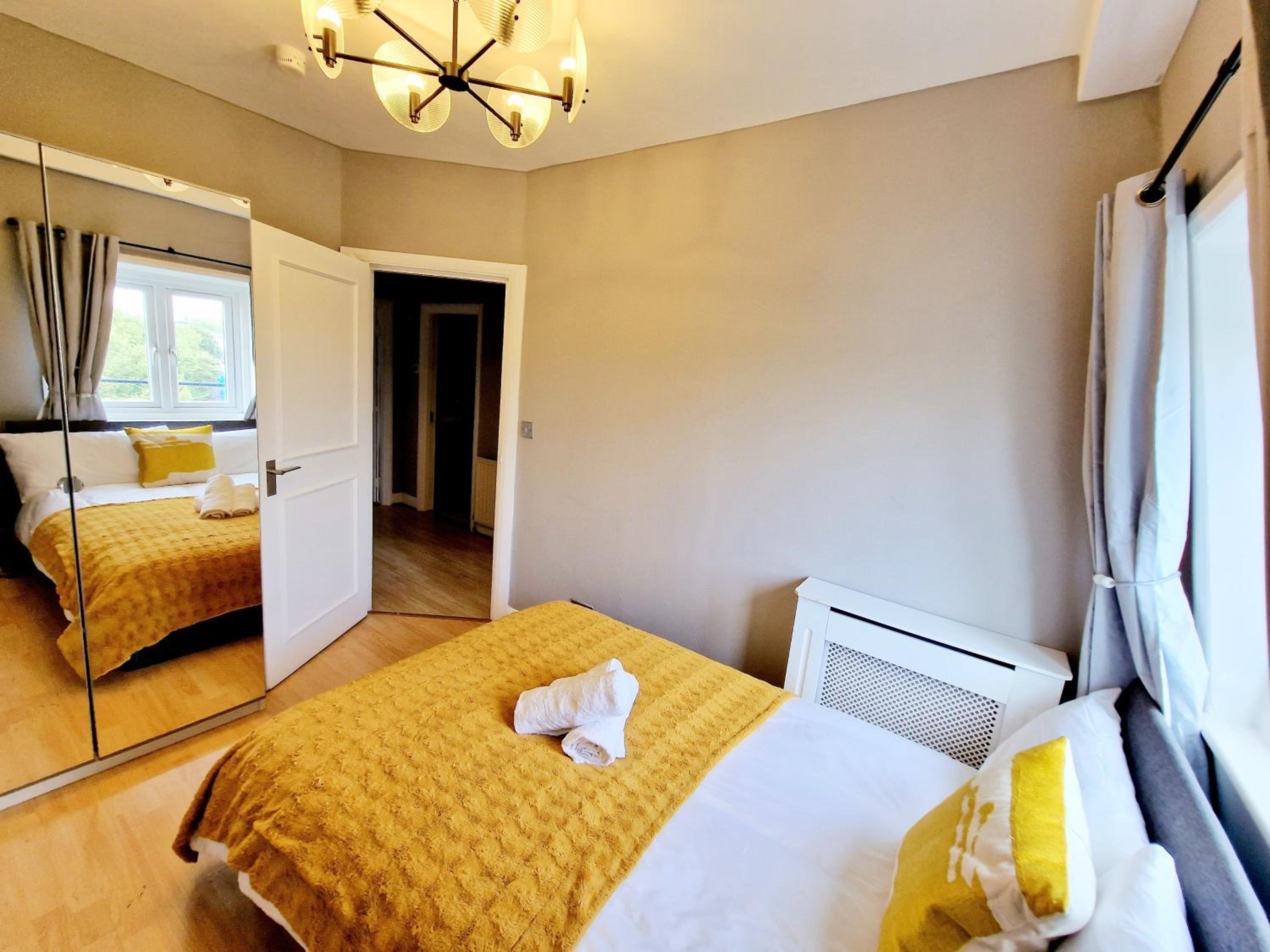 Brilliant 3 Bedroom Hyde Park Apartment plus a sofa-bed, Building with Elevator, 1 Flight of stairs only to climb