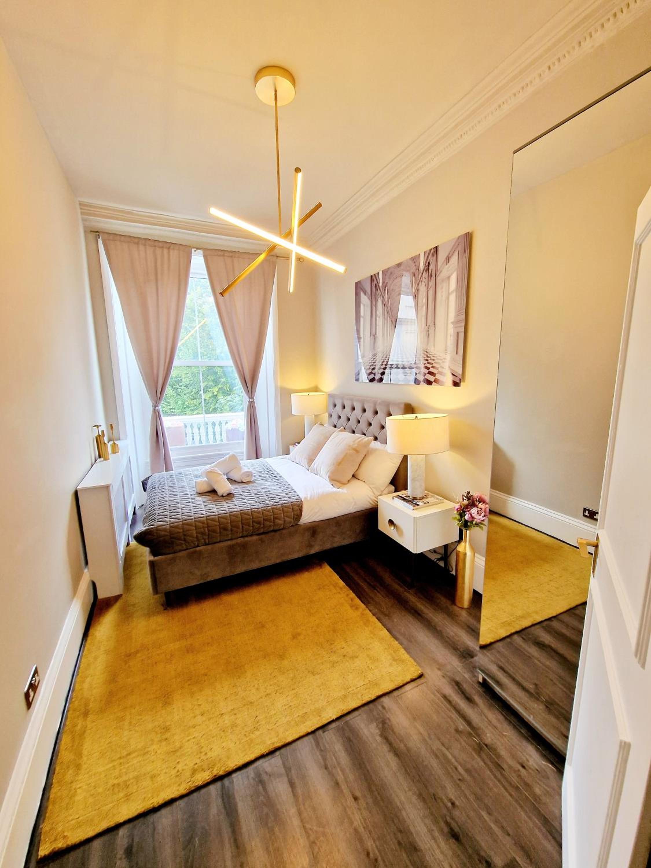Stylish & Cosy Hyde Park Home by Tube Metro Stations with Elevator - Lift
