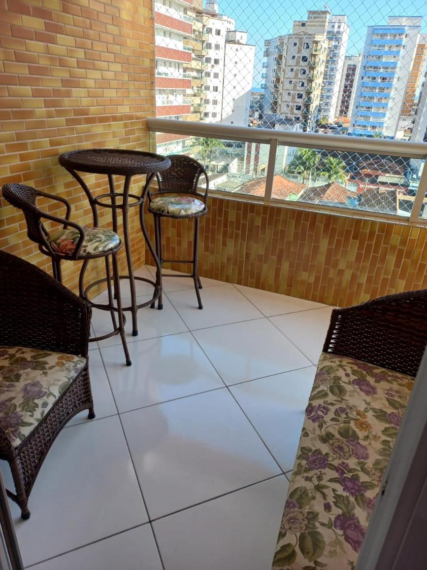Apto Alto padrão com grande sacada 1 quadra e meia da Praia (Ocian)
