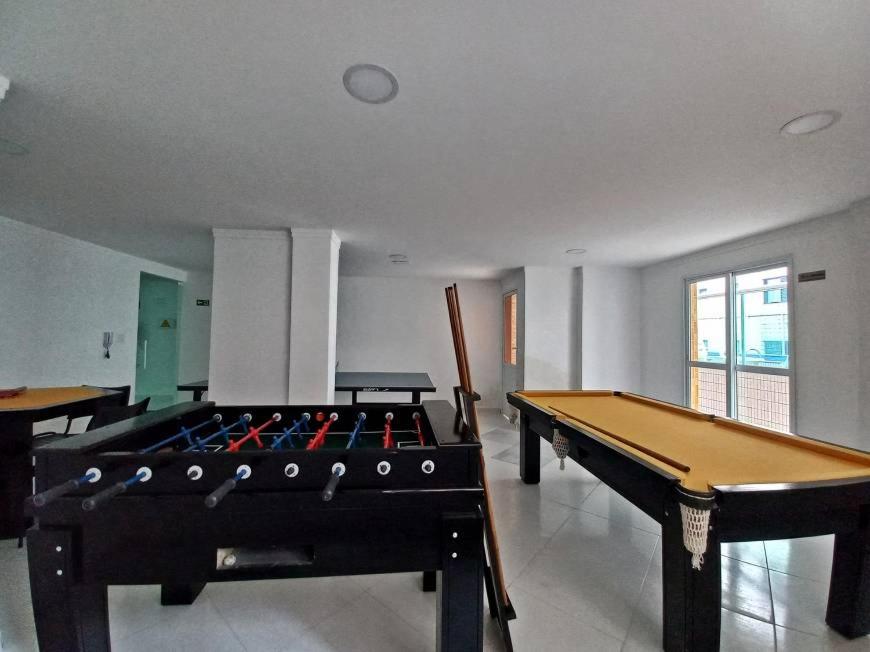 Apto Alto padrão com grande sacada 1 quadra e meia da Praia (Ocian)