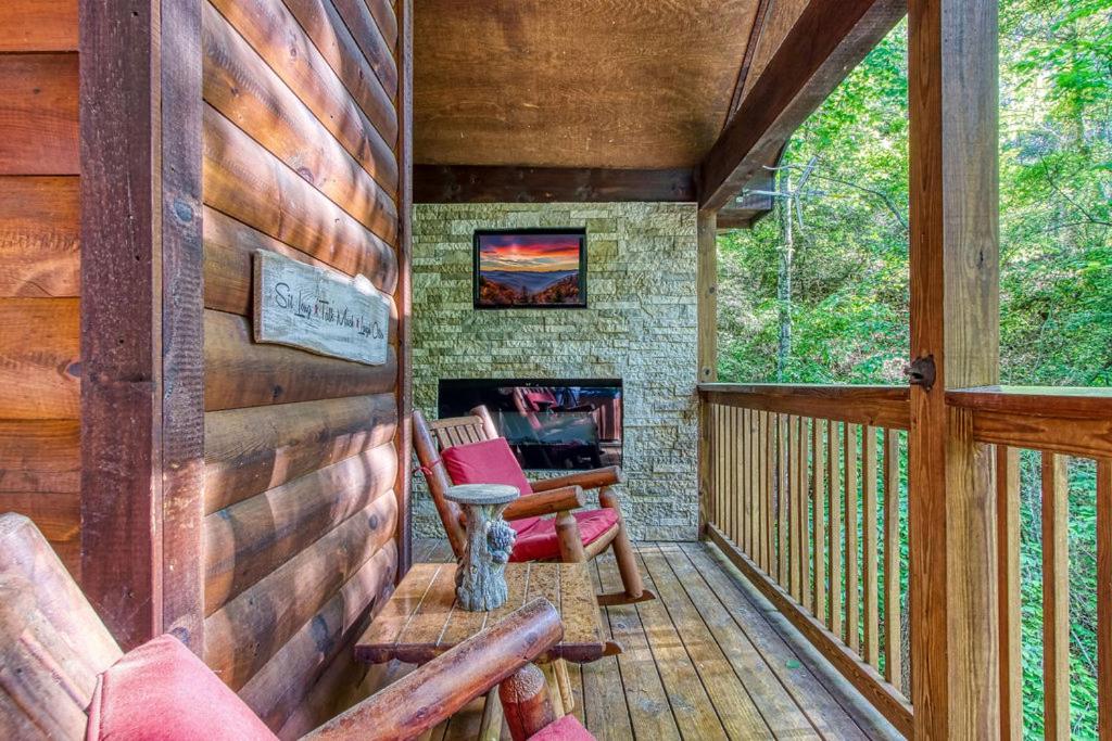 American Spirit, Free Tickets, Hot Tub, WIFI, Cozy Cabin Retreat in the Smokies Comfort & Fun!