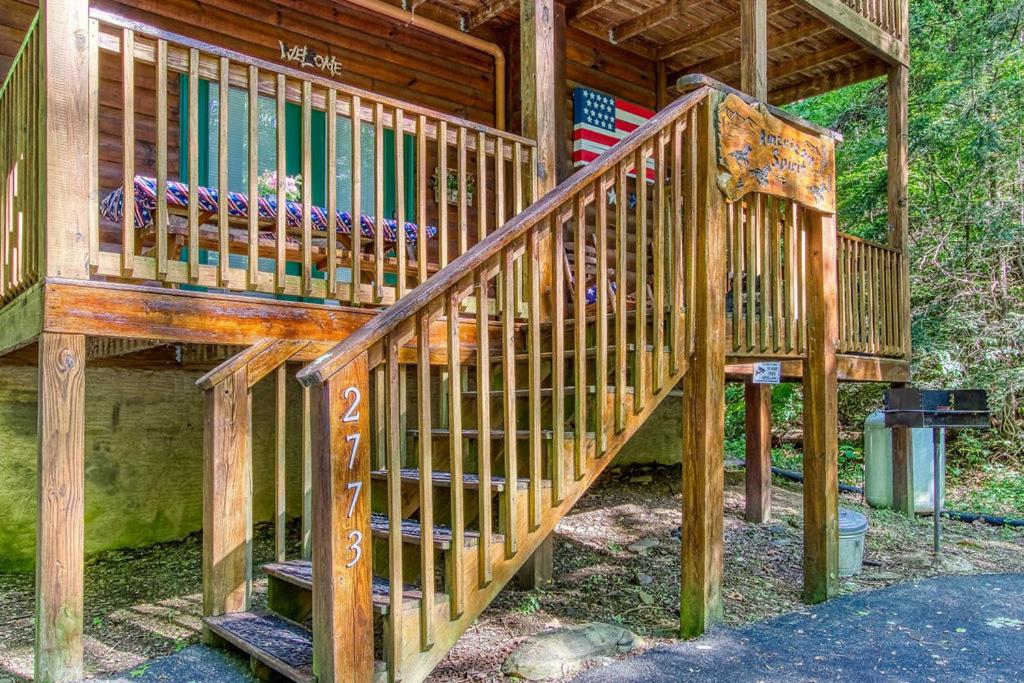 American Spirit, Free Tickets, Hot Tub, WIFI, Cozy Cabin Retreat in the Smokies Comfort & Fun!