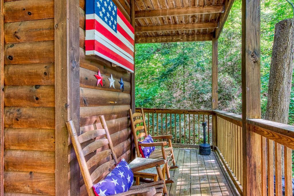 American Spirit, Free Tickets, Hot Tub, WIFI, Cozy Cabin Retreat in the Smokies Comfort & Fun!