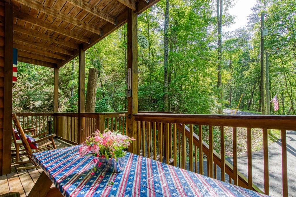 American Spirit, Free Tickets, Hot Tub, WIFI, Cozy Cabin Retreat in the Smokies Comfort & Fun!