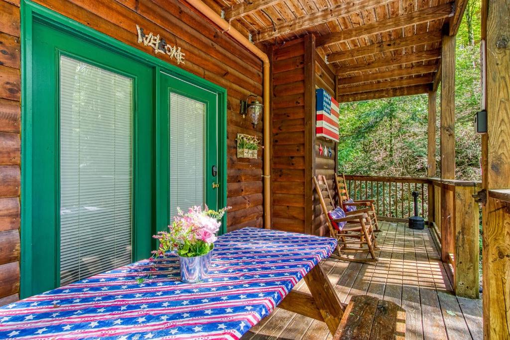 American Spirit, Free Tickets, Hot Tub, WIFI, Cozy Cabin Retreat in the Smokies Comfort & Fun!
