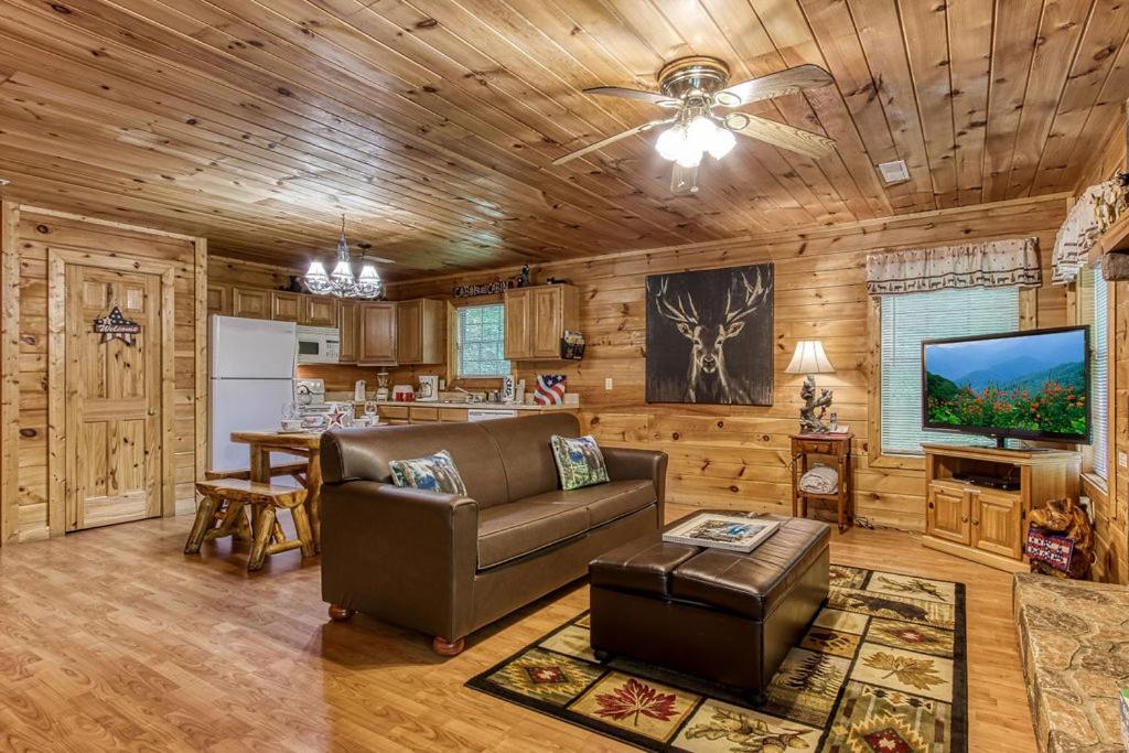 American Spirit, Free Tickets, Hot Tub, WIFI, Cozy Cabin Retreat in the Smokies Comfort & Fun!