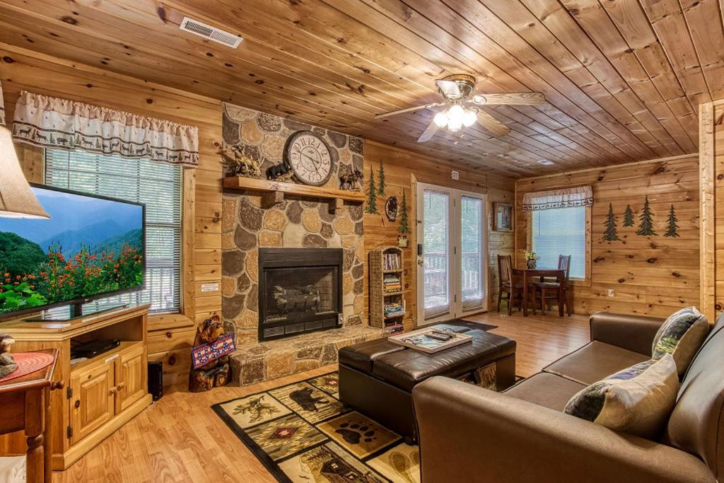 American Spirit, Free Tickets, Hot Tub, WIFI, Cozy Cabin Retreat in the Smokies Comfort & Fun!