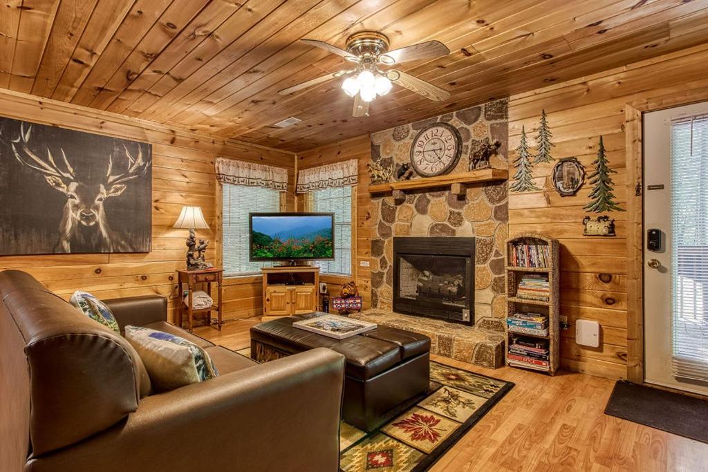 American Spirit, Free Tickets, Hot Tub, WIFI, Cozy Cabin Retreat in the Smokies Comfort & Fun!