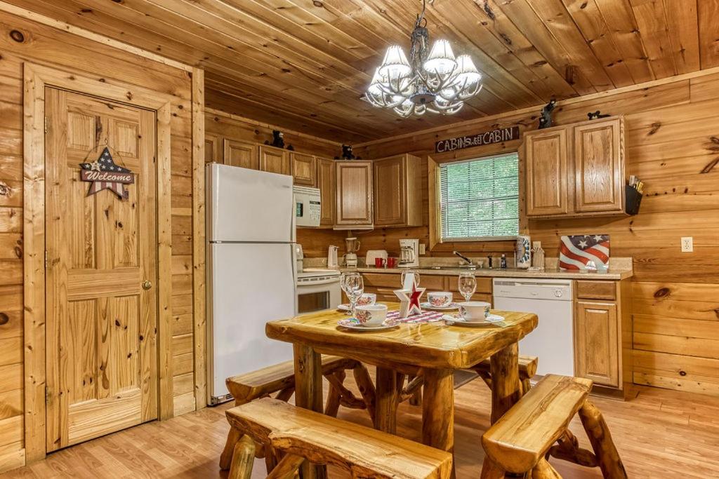 American Spirit, Free Tickets, Hot Tub, WIFI, Cozy Cabin Retreat in the Smokies Comfort & Fun!